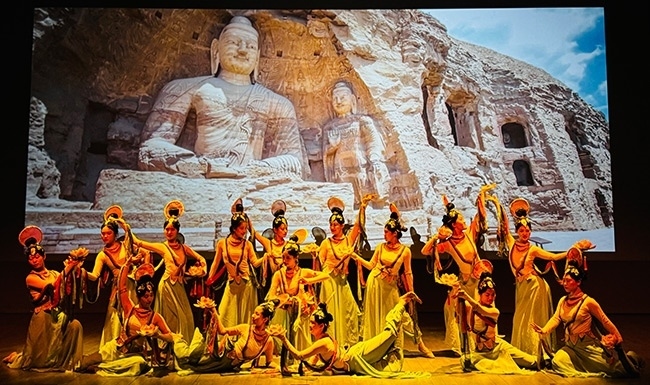 展演現(xiàn)場，同學們在表演節(jié)目《云岡飛天印象》。校方供圖