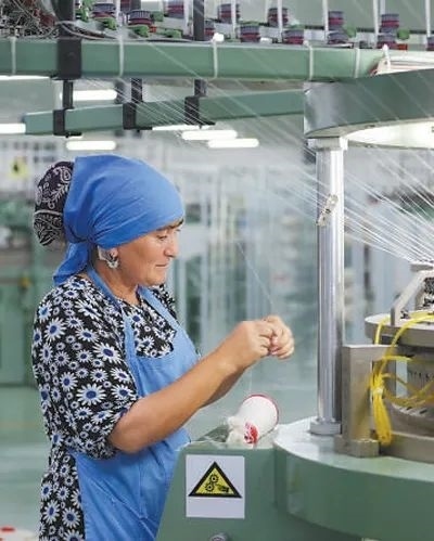 在針織毛坯車間，當(dāng)?shù)毓と苏诮泳€。胡澤曦攝