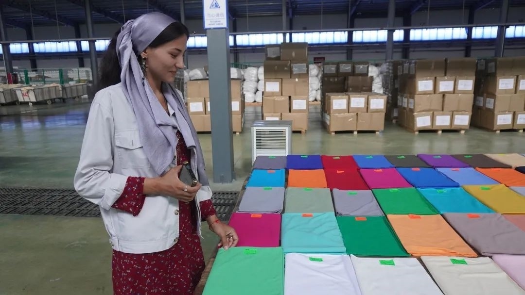 當(dāng)?shù)毓と苏跈z驗成品。曲頌攝