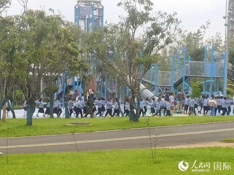 當(dāng)?shù)貎和诠珗@做游戲。人民網(wǎng)記者 黃培昭攝