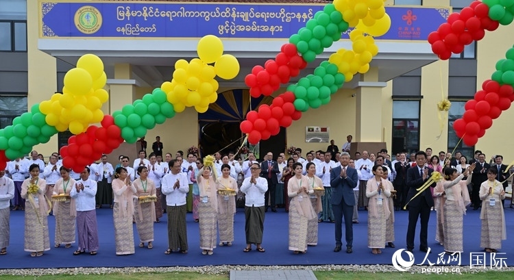 嘉賓共同為項(xiàng)目竣工剪彩。人民網(wǎng)記者 謝佳君攝