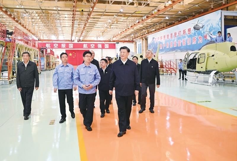 2023年10月10日至13日，中共中央總書記、國(guó)家主席、中央軍委主席習(xí)近平在江西考察。這是11日上午，習(xí)近平在景德鎮(zhèn)市昌河飛機(jī)工業(yè)（集團(tuán)）有限公司考察。 新華社記者 燕雁/攝