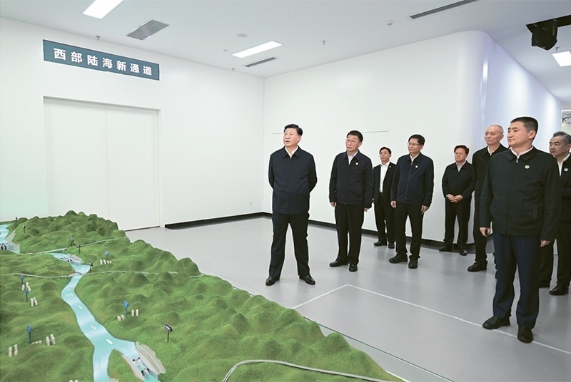 2023年12月14日至15日，中共中央總書記、國(guó)家主席、中央軍委主席習(xí)近平在廣西考察。這是14日上午，習(xí)近平在南寧市考察中國(guó)—東盟信息港股份有限公司，結(jié)合平陸運(yùn)河沙盤聽(tīng)取西部陸海新通道骨干工程建設(shè)匯報(bào)。 新華社記者 謝環(huán)馳/攝