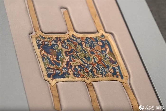 “五星出東方利中國(guó)”織錦護(hù)臂。人民網(wǎng)記者 張麗婭攝