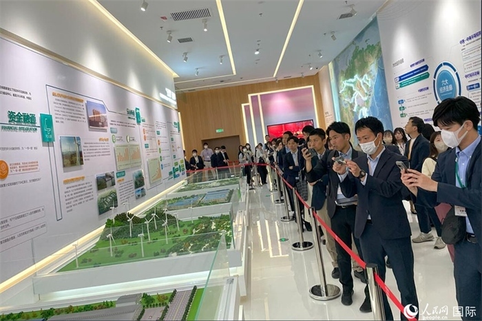 日本創(chuàng)價(jià)學(xué)會(huì)青年代表團(tuán)在烏魯木齊市文化中心規(guī)劃館參觀。人民網(wǎng)記者 張麗婭攝