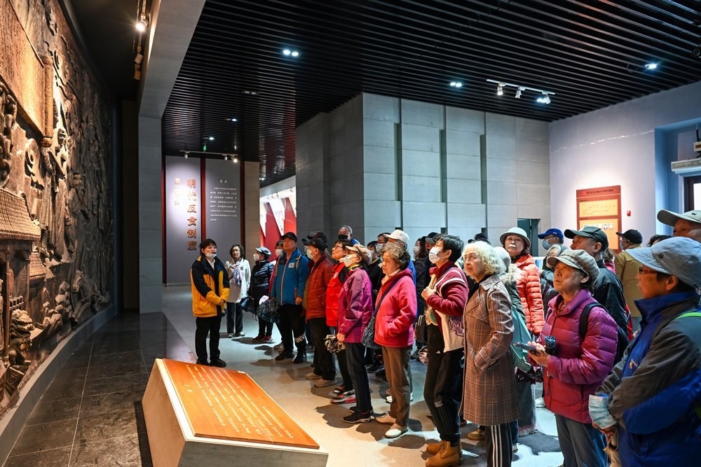 △ 2024年4月10日，北京朝陽區(qū)安慧里社區(qū)黨委組織離退休黨員參觀“明鏡昭廉”明代反貪尚廉歷史文化園。