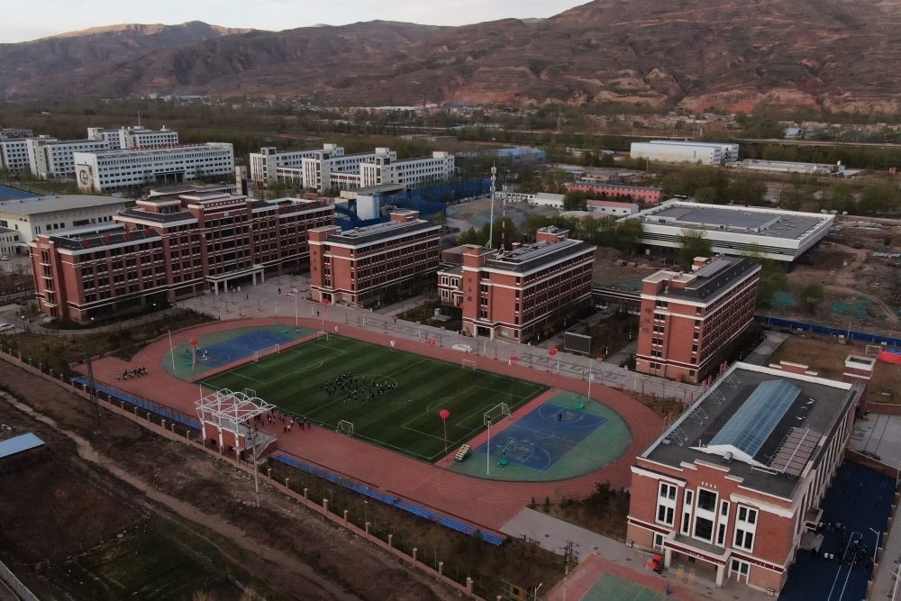 這是果洛西寧民族中學（2021年4月28日攝，無人機照片）。