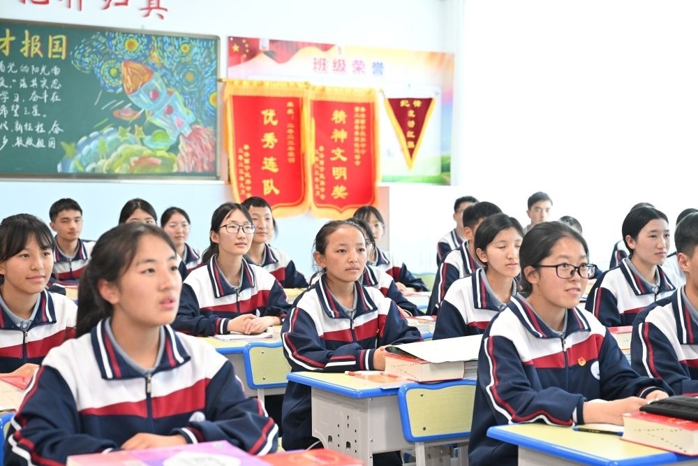 2024年6月18日，果洛西寧民族中學(xué)學(xué)生在上課。