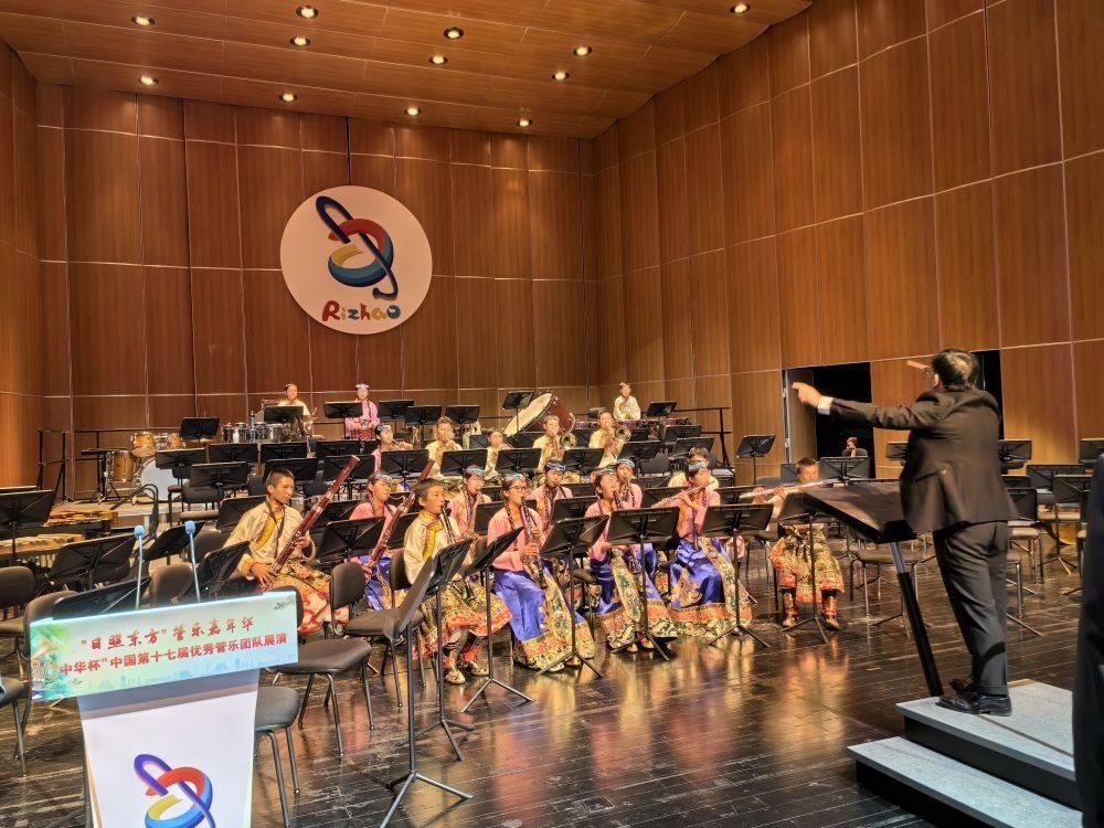 5月4日，來自果洛西寧民族中學的果洛州青少年管樂團在山東省日照市演出。