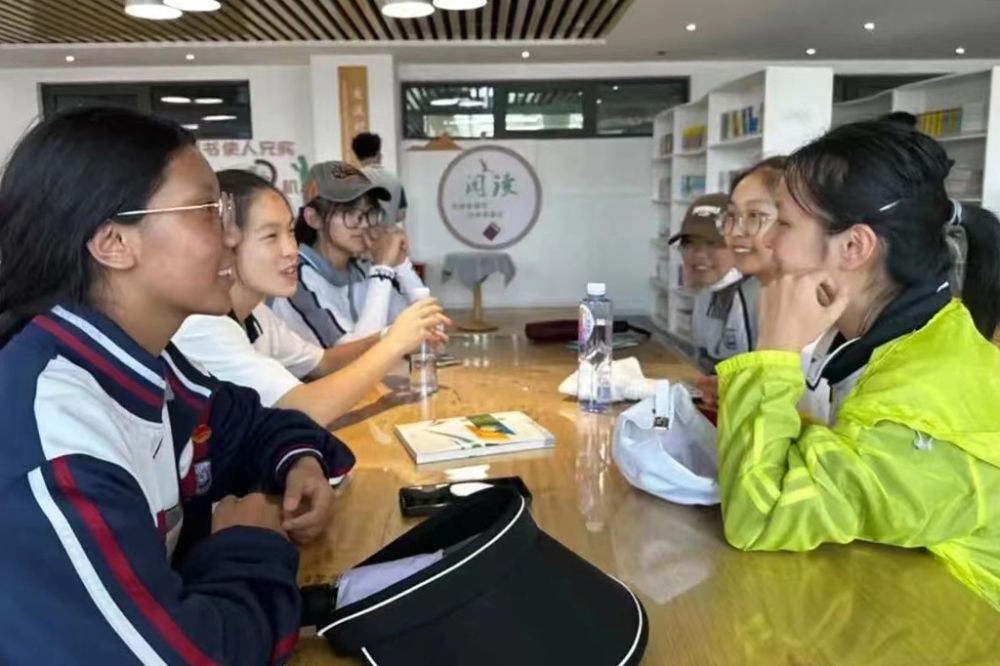 2023年7月10日，在果洛西寧民族中學(xué)，上海市大同中學(xué)學(xué)生（右）與果洛西寧民族中學(xué)學(xué)生交流。新華社發(fā)（果洛州教育局供圖）