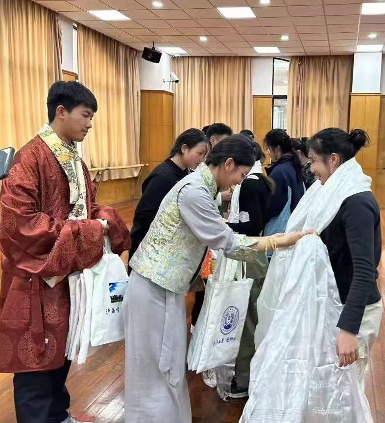2024年1月18日，在上海市大同中學(xué)，果洛西寧民族中學(xué)學(xué)生給上海大同中學(xué)師生獻(xiàn)哈達(dá)。新華社發(fā)（果洛州教育局供圖）