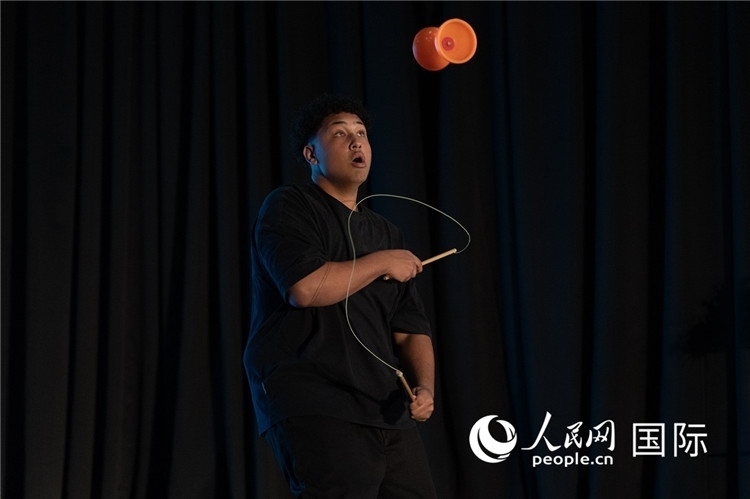 參賽選手表演的抖空竹如行云流水。人民日報非洲中心分社 希拉茲·莫林攝