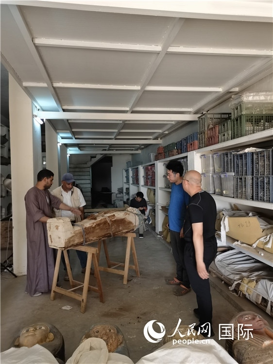 圖為中埃薩卡拉新出土文物數(shù)字化調(diào)查與研究項目團隊在工作現(xiàn)場。