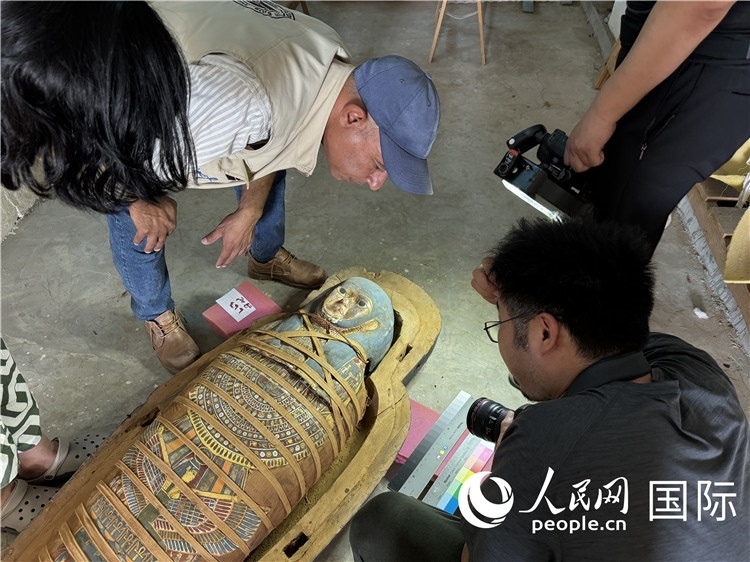 圖為中埃薩卡拉新出土文物數(shù)字化調(diào)查與研究項目團隊在工作現(xiàn)場。薛江攝