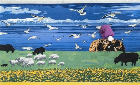 在青海省西寧市圣源地毯集團(tuán)有限公司生產(chǎn)車間，操作工檢查毯面、拔花刺（2023年2月4日攝）。新華社記者 才揚 攝