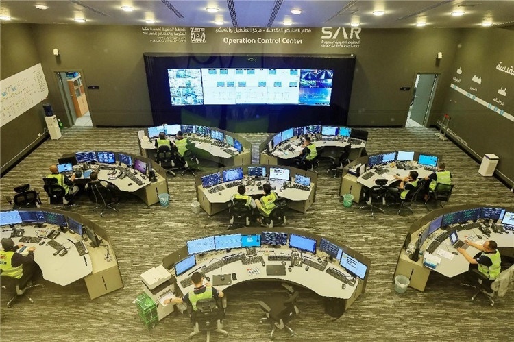 圖為運營指揮中心一景。中國鐵建供圖