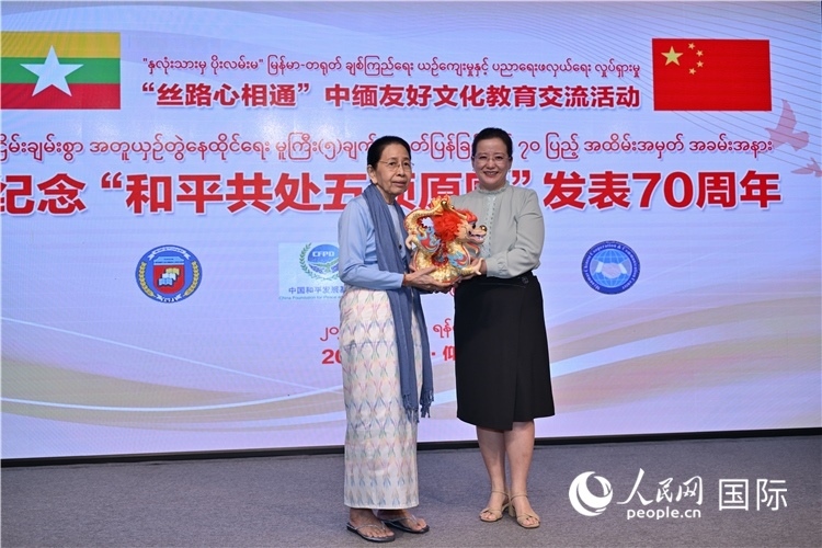 喬利參贊向丹丹努贈送紀念品-人民網記者謝佳君攝