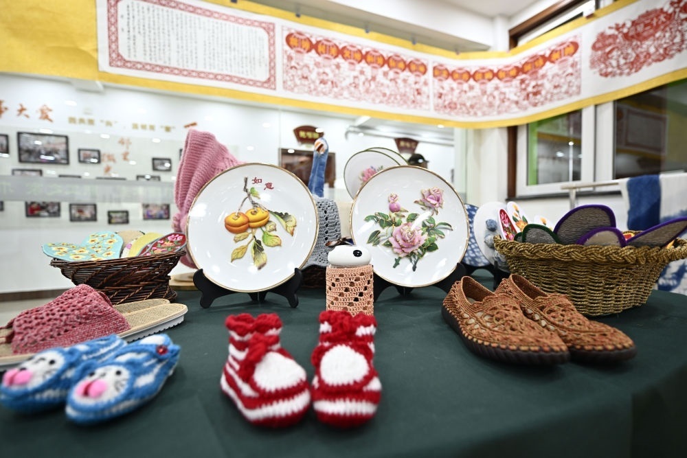 長城花園社區(qū)居民制作的手工藝品（6月19日攝）。