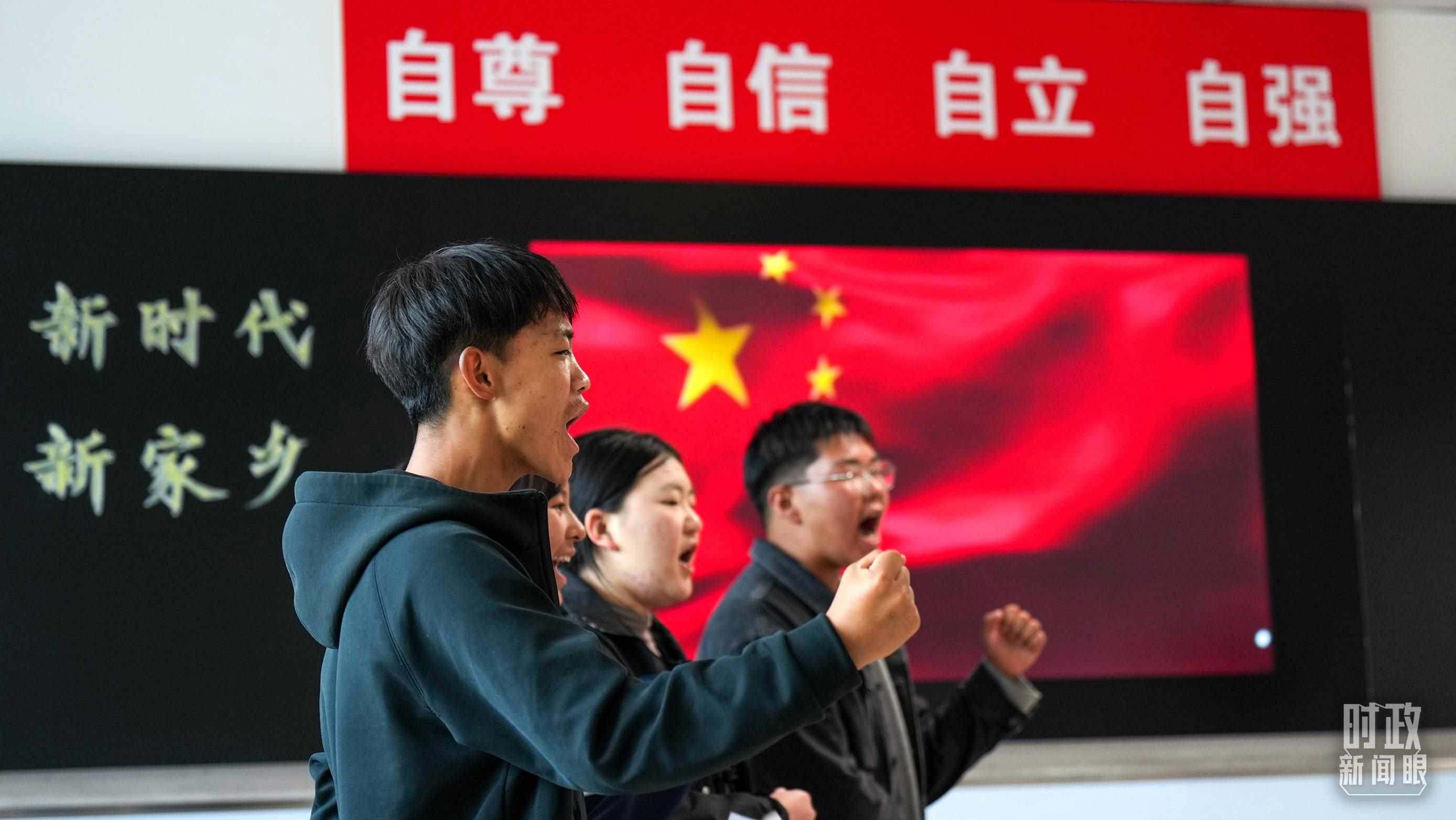 △果洛西寧民族中學(xué)高一（1）班的“新時(shí)代、新家鄉(xiāng)”主題思政課。（總臺(tái)央視記者許永松、國廣記者李晉拍攝）