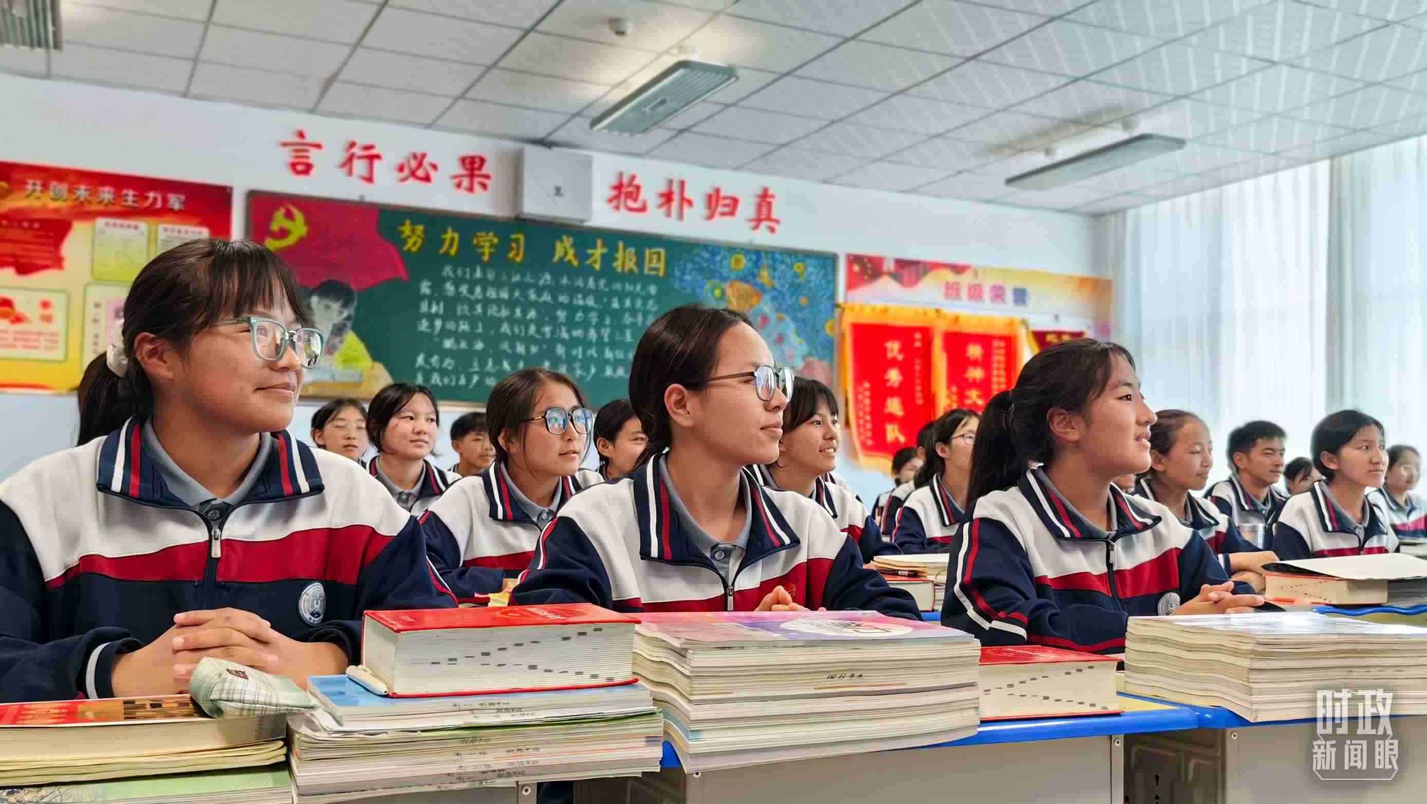 △果洛西寧民族中學(xué)高一（1）班的“新時(shí)代、新家鄉(xiāng)”主題思政課。（總臺(tái)央視記者段德文拍攝）
