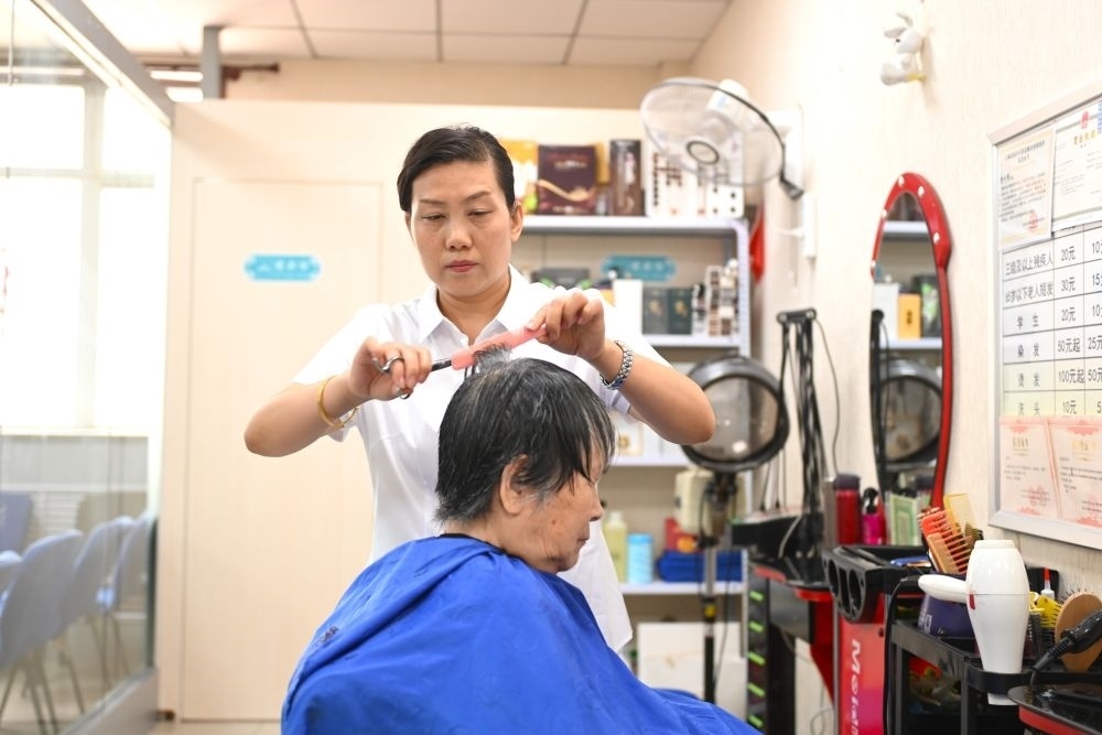 6月20日，長城花園社區(qū)的志愿者為居民理發(fā)。