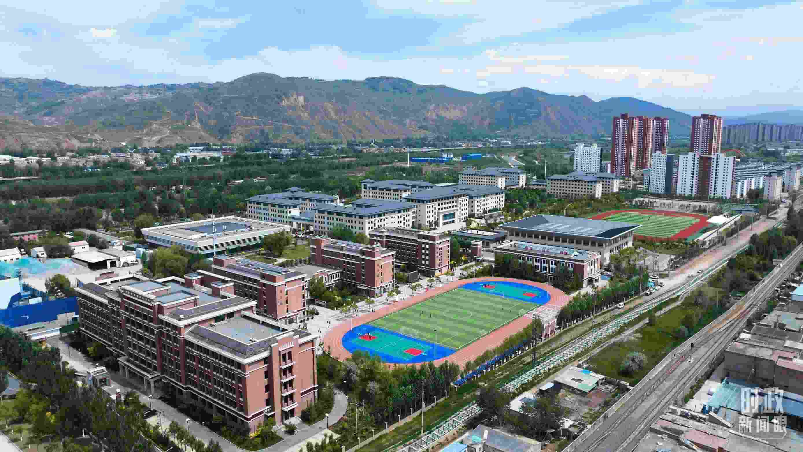 △果洛西寧民族中學(xué)。（總臺(tái)記者閆懋鵬拍攝）