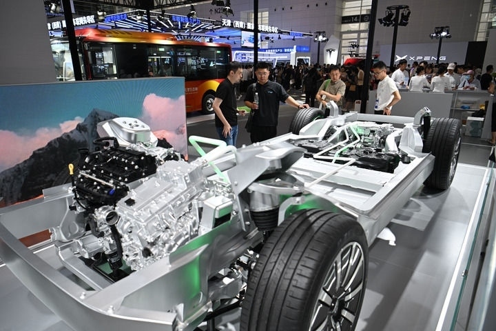 這是在博覽會現(xiàn)場拍攝的一款智能網(wǎng)聯(lián)汽車平臺架構(gòu)（6月20日攝）。新華社記者 孫凡越 攝