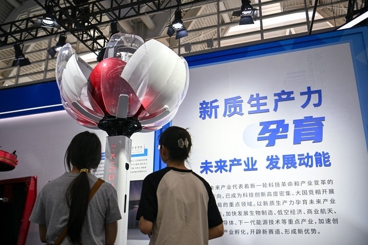 6月20日，與會者參觀天津云圣智能科技有限責(zé)任公司展區(qū)展出的“圣·寶蓮燈”全自主無人機巡檢系統(tǒng)。新華社記者 孫凡越 攝