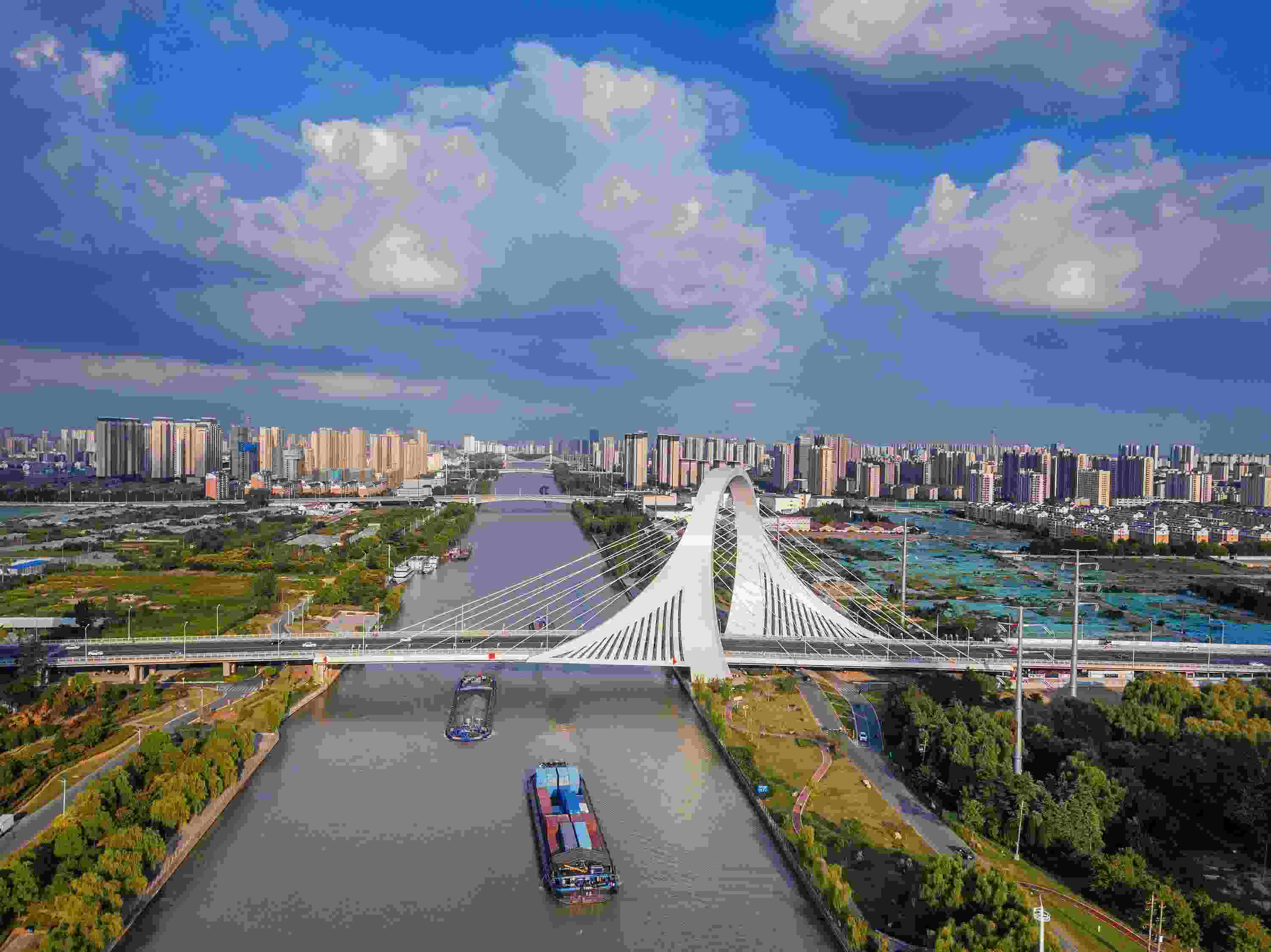 2022年9月12日，幾艘船舶行駛在江蘇淮安運河大橋附近。