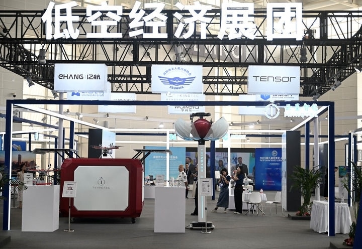 6月20日，參觀者在博覽會低空經(jīng)濟展團參觀。新華社記者 趙子碩 攝