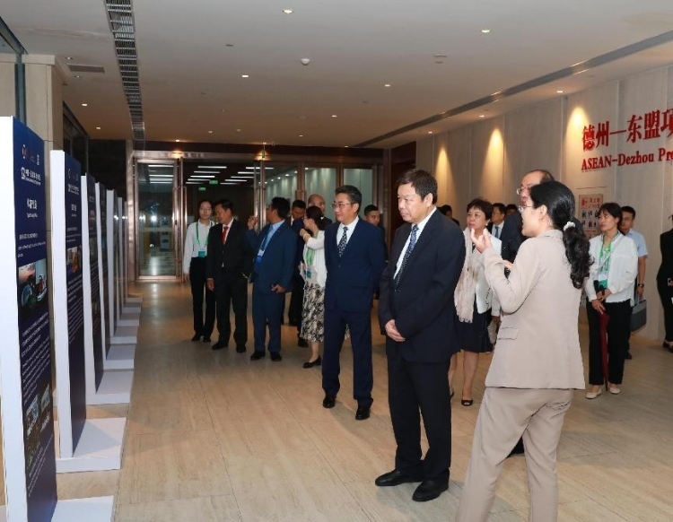 與會嘉賓參觀圖片展。中國外文局供圖