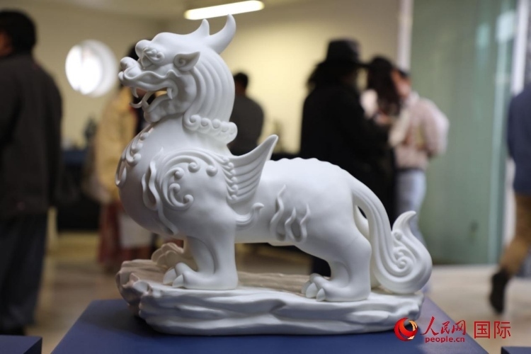 展覽現(xiàn)場(chǎng)的德化白瓷。人民網(wǎng) 埃內(nèi)斯托·多明戈斯攝