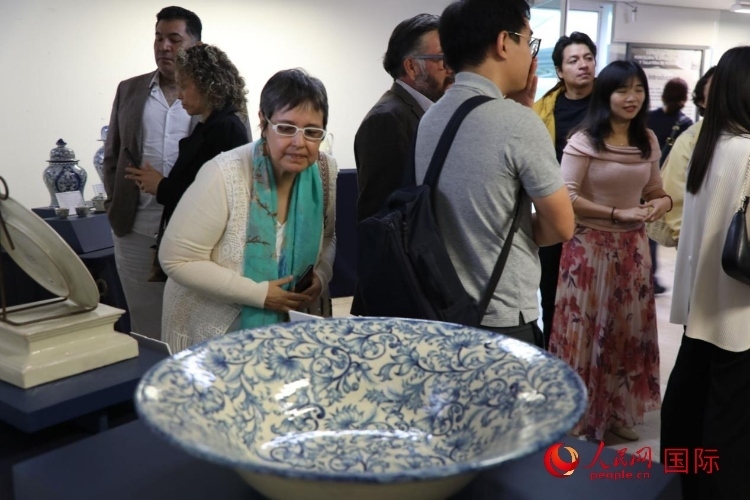在展覽現(xiàn)場(chǎng)，觀眾們駐足欣賞德化白瓷和墨西哥彩瓷。人民網(wǎng) 埃內(nèi)斯托·多明戈斯攝