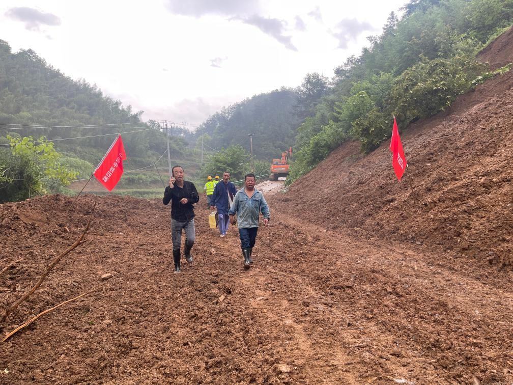 6月22日，木石里008縣道最后一個塌方點搶通。（受訪者供圖）