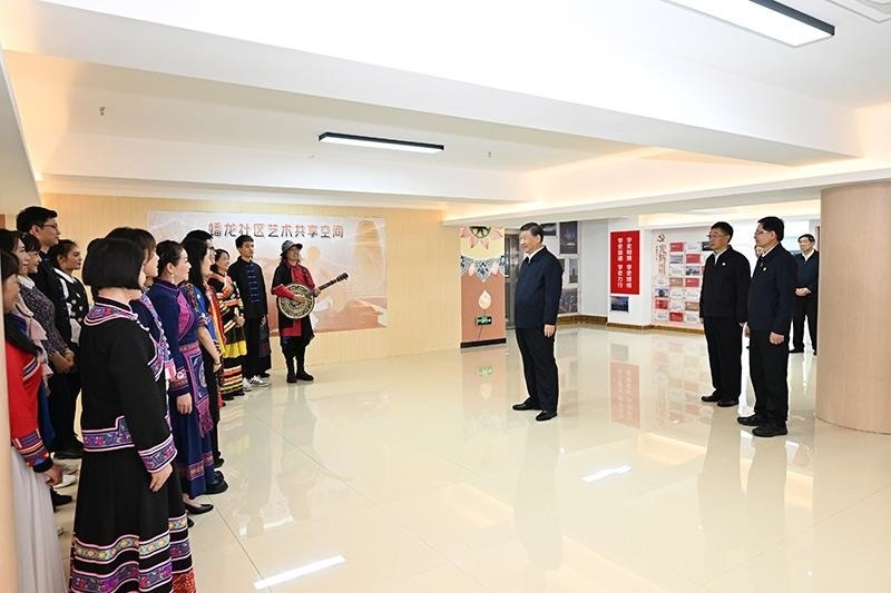 2023年12月14日，習(xí)近平總書(shū)記在廣西南寧市良慶區(qū)蟠龍社區(qū)黨群服務(wù)中心文體活動(dòng)室同社區(qū)居民親切交流。