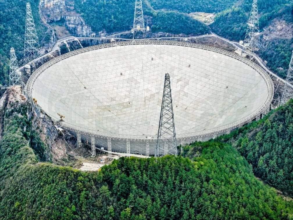 這是2024年2月26日拍攝的位于貴州的“中國天眼”（無人機(jī)全景圖片，維護(hù)保養(yǎng)期間拍攝）。新華社記者 歐東衢 攝