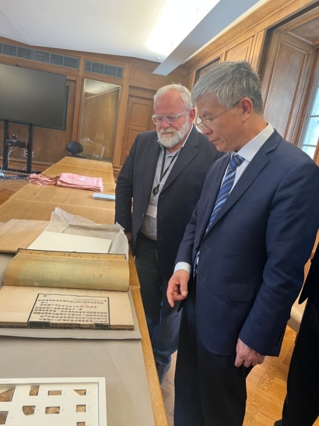 山東大學校長李術才率團訪問法國國家圖書館。山東大學供圖