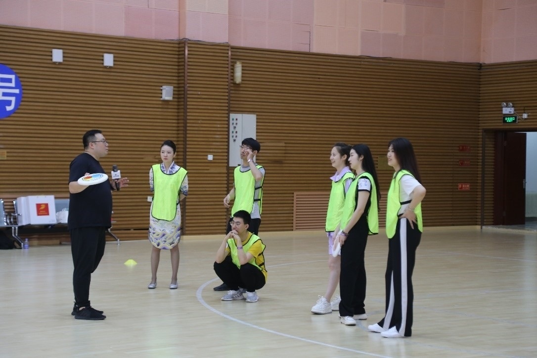 在“友趣體驗營”上，年輕用戶正在學習飛盤運動技巧。 受訪者供圖