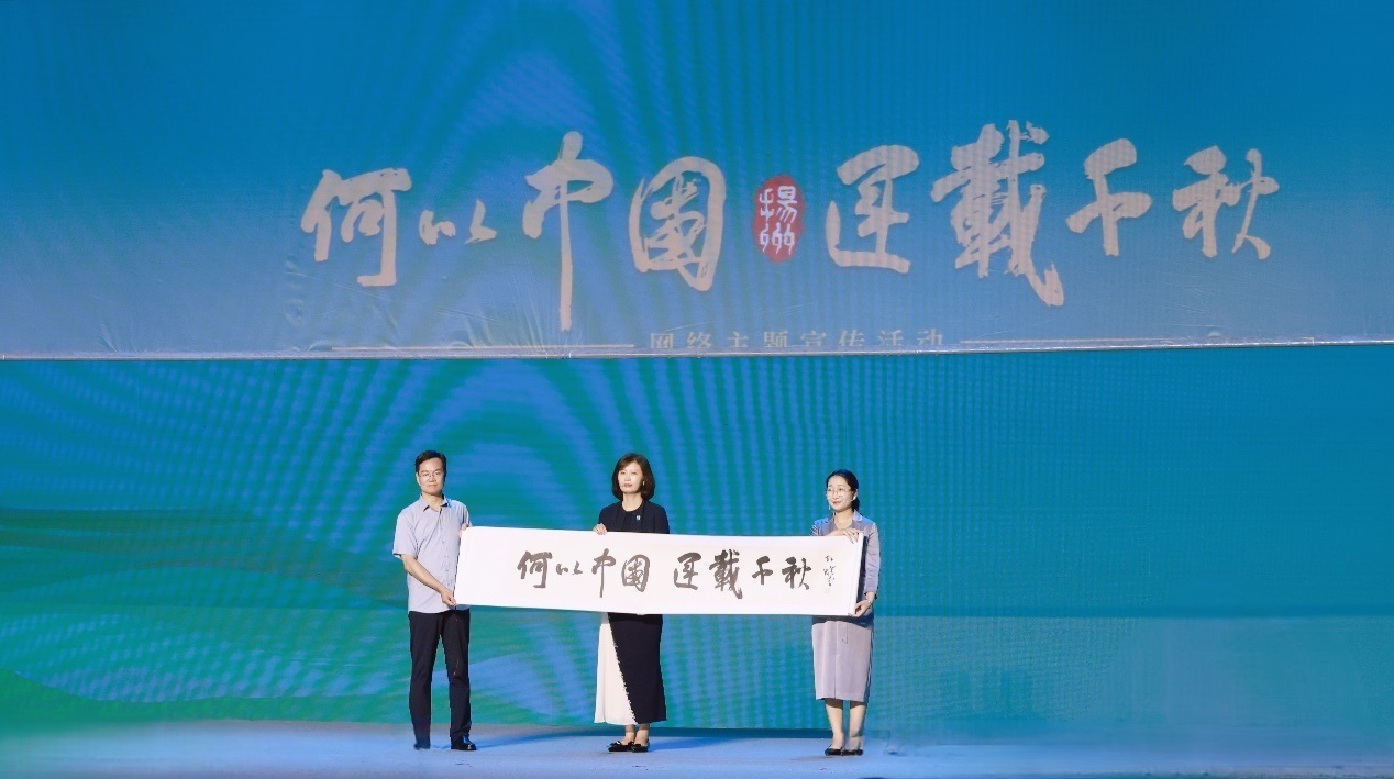 隋唐大運(yùn)河文化博物館館長曹岳森（左）、揚(yáng)州中國大運(yùn)河博物館館長鄭晶（中）、浙東運(yùn)河博物館負(fù)責(zé)人張慧（右）共同展卷。