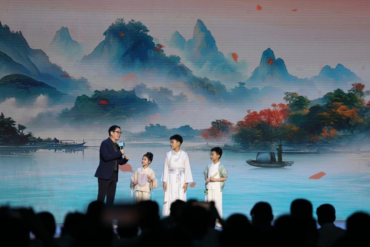 南京師范大學(xué)教授酈波（左一）與2024中國詩詞大會(huì)選手張可兒（左二）、姜敬曦（右二），揚(yáng)州市邗江區(qū)實(shí)驗(yàn)學(xué)校蔣王小學(xué)學(xué)生陸俊屹（右一）趣談大運(yùn)河詩詞文化。