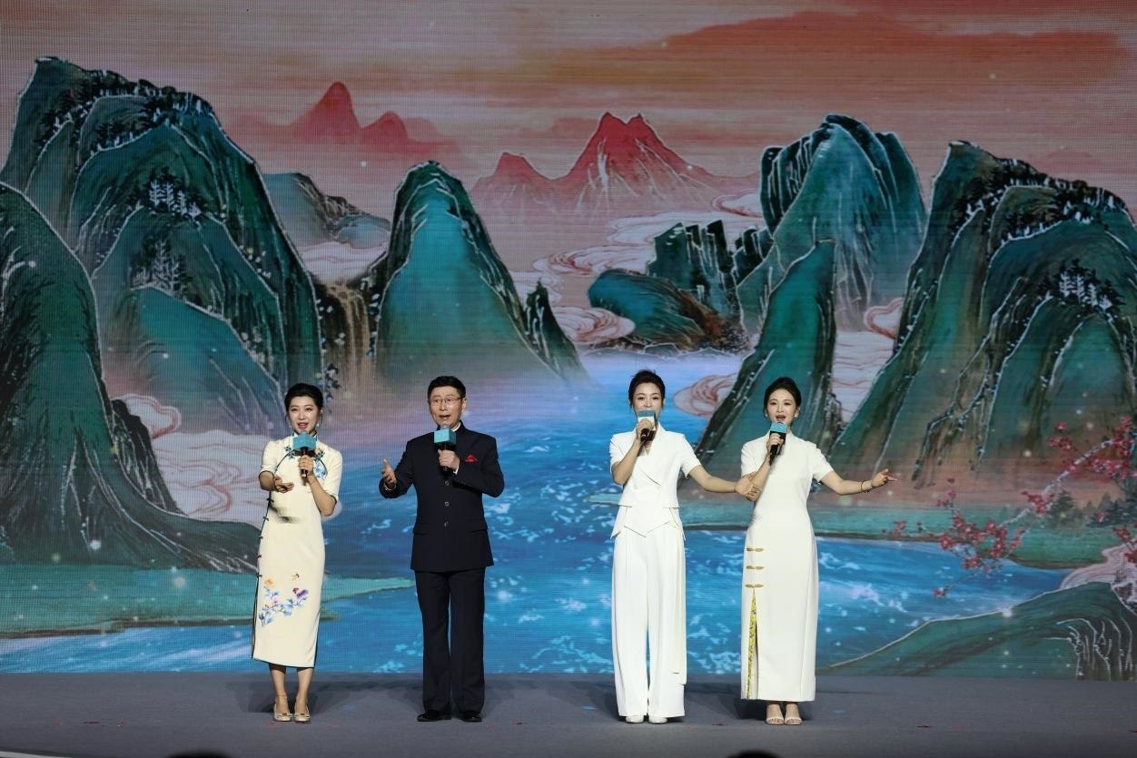 國家一級(jí)演員、京劇表演藝術(shù)家王平（左二），國家一級(jí)演員、南京藝術(shù)學(xué)院教授單雯（左一），浙江小百花越劇團(tuán)青年演員陳麗君（右二）、何青青（右一）同臺(tái)唱響千年運(yùn)河情。