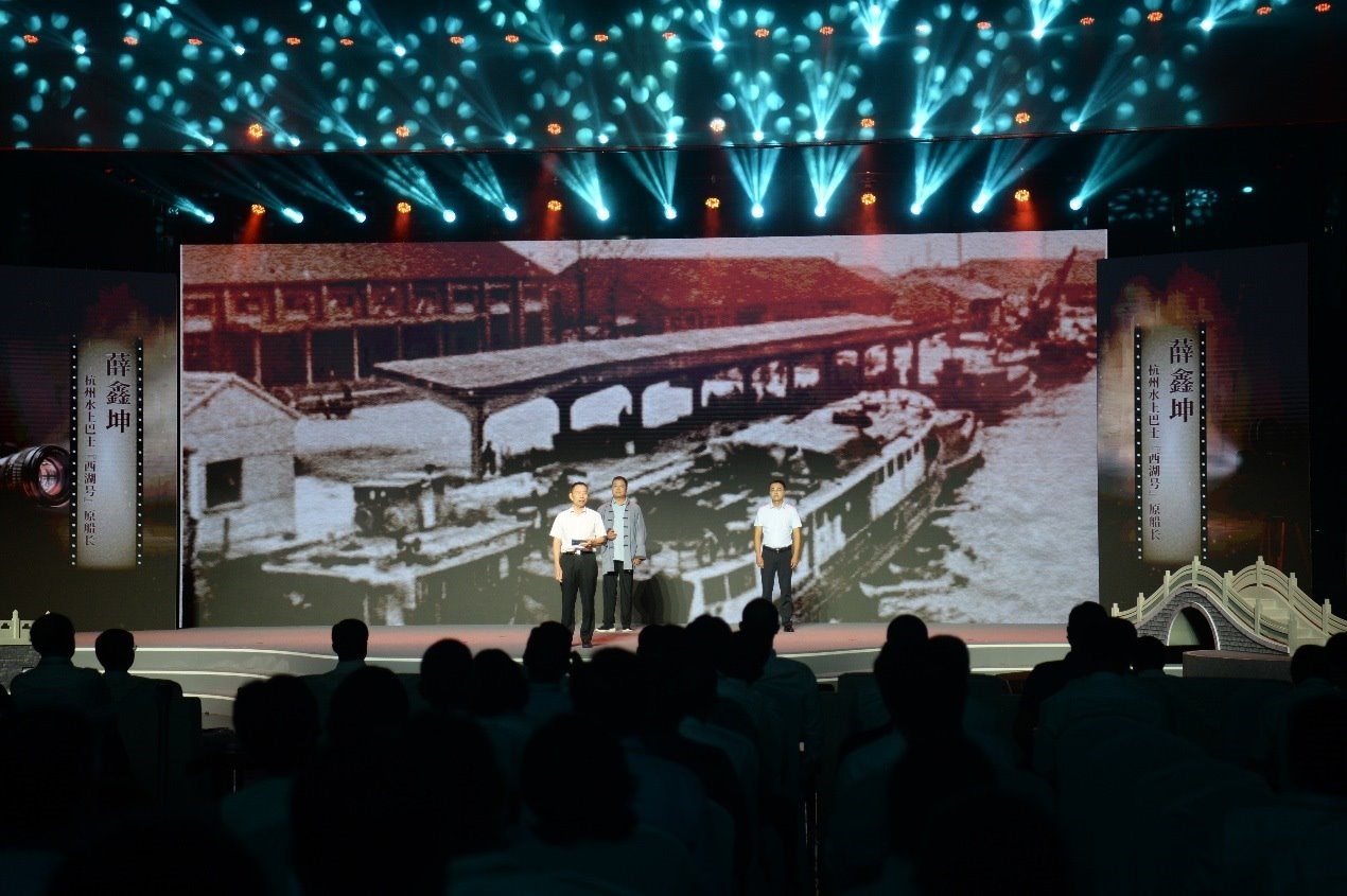 杭州水上巴士“西湖”號(hào)原船長薛鑫坤（左）、窯灣古鎮(zhèn)漁民藝術(shù)團(tuán)團(tuán)長沈召明（中）、港航潤楊6060貨船主楊杰偉（右）現(xiàn)場講述。