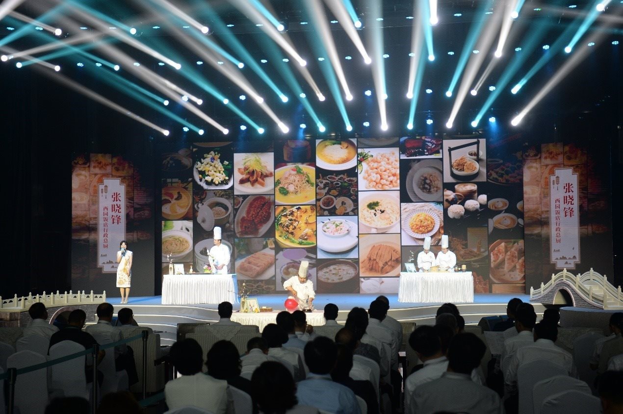 花園國際大酒店廚師長朱燾、西園飯店行政總廚張曉鋒、冶春面點(diǎn)總廚倪秋香、冶春面點(diǎn)制作技藝第五代傳人陳詩雅展示淮揚(yáng)菜絕技。