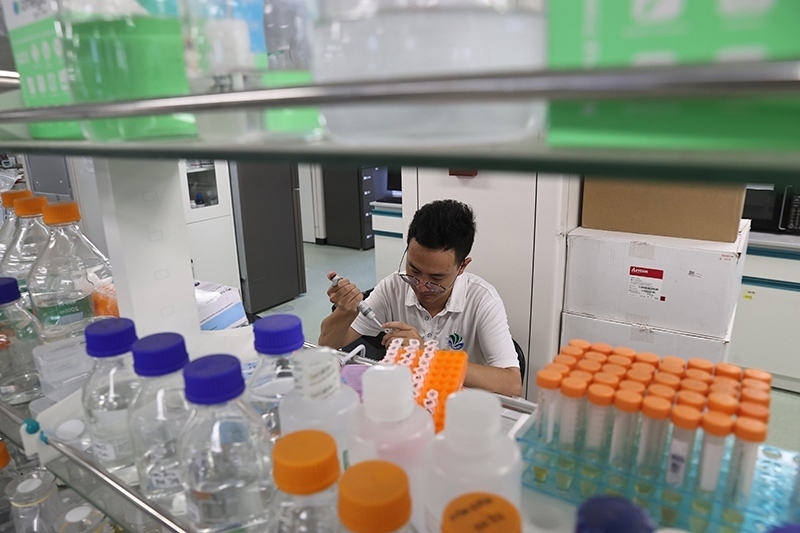 在三亞崖州灣科技城，一名青年科技工作者正在進(jìn)行科研工作。