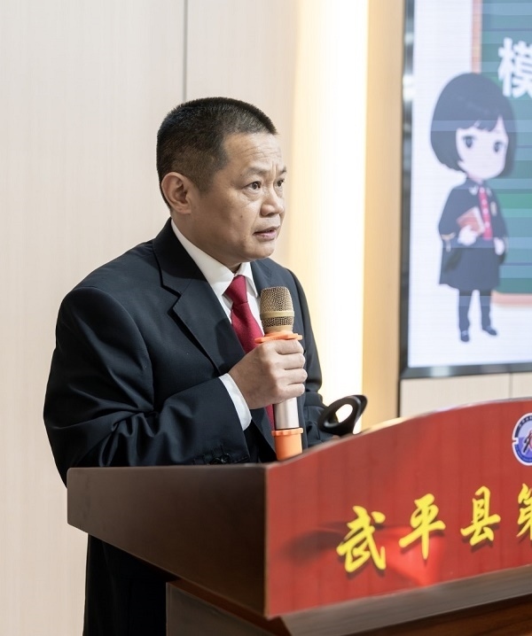 圖④：武平法院刑庭庭長候良石在模擬法庭后為學生上普法課。