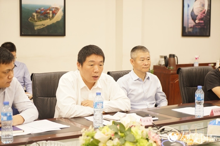 駐尼日利亞使館領(lǐng)僑處主任伊亞奇（中）講話。人民網(wǎng)記者 姜宣攝