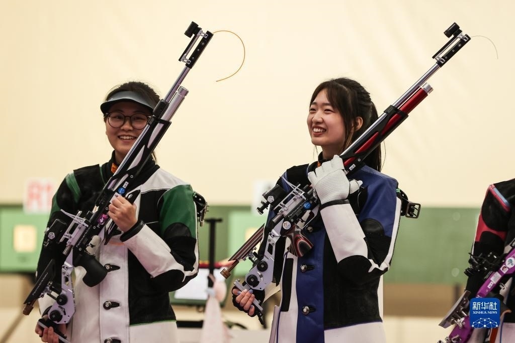 2023年9月24日，在杭州亞運(yùn)會(huì)射擊項(xiàng)目女子10米氣步槍個(gè)人決賽中，中國(guó)選手黃雨婷以252.7環(huán)的成績(jī)獲得冠軍，韓佳予獲得亞軍，印度選手拉米塔獲得季軍。圖為黃雨婷（右）、韓佳予在比賽后。新華社記者 單宇琦 攝