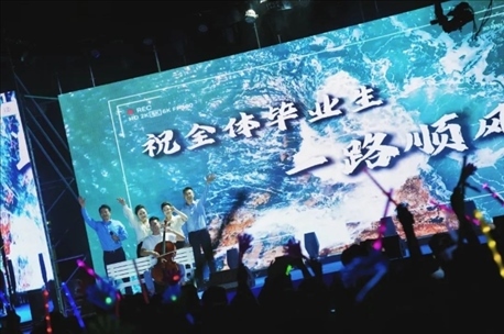 歌曲《祝你一路順風(fēng)》演出現(xiàn)場。供圖：日照職業(yè)技術(shù)學(xué)院