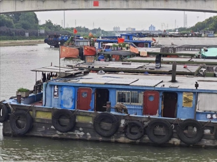 停泊在水上服務區(qū)的船只。人民網記者 黃鈺攝