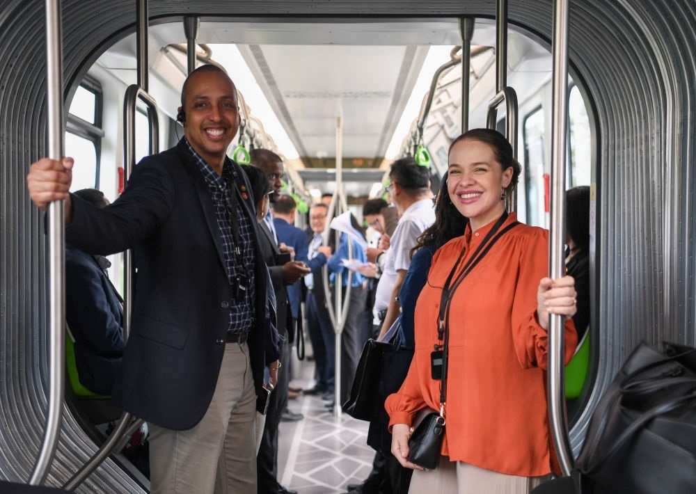 2024年4月22日，拉美和加勒比國家駐華使節(jié)、機構(gòu)代表和記者應(yīng)外交部邀請，在襄陽騰龍汽車有限公司參訪。新華社記者 杜子璇 攝